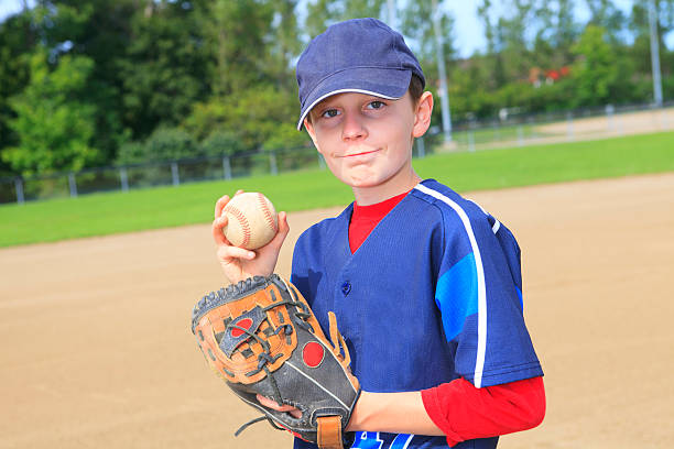 baseball-boy platz - batting gloves stock-fotos und bilder