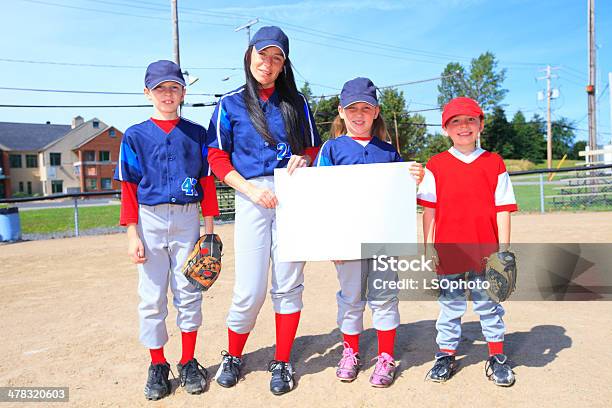 Baseballzespół Biały Karton - zdjęcia stockowe i więcej obrazów Zawodnik softballu - Zawodnik softballu, 8 - 9 lat, Afroamerykanin