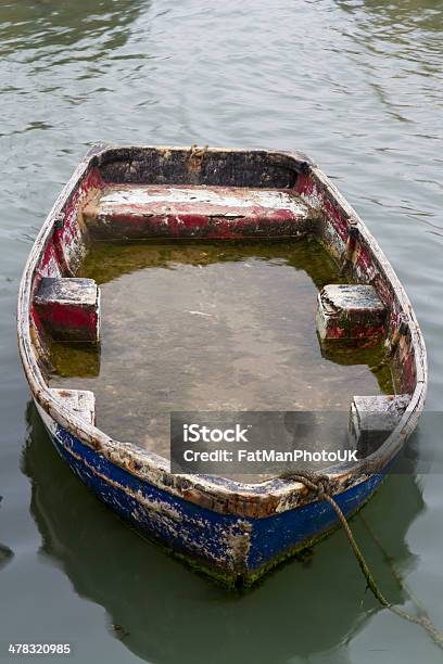 Waterlogged Dingy - マリーナのストックフォトや画像を多数ご用意 - マリーナ, ロープ, 停泊する