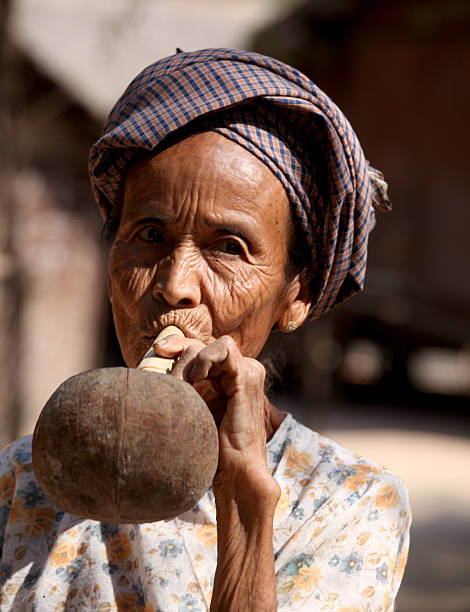 деревня женщина для некурящих сигары ручной работы - bagan myanmar burmese culture family стоковые фото и изображения