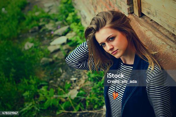 아름다운 소녀 야외 있는 프로펠에서 쁠라스 관능에 대한 스톡 사진 및 기타 이미지 - 관능, 단일 객체, 반짝이는