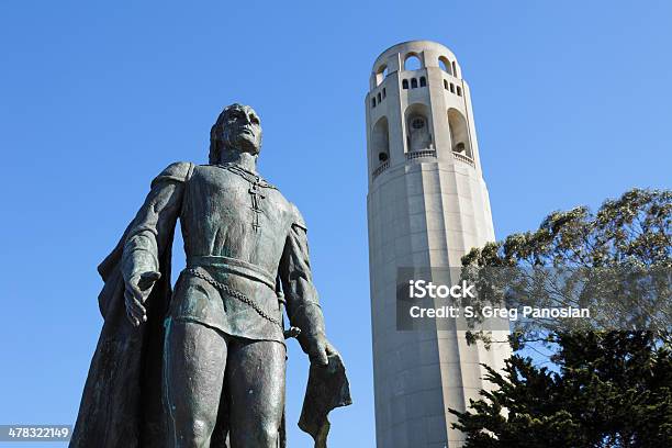 Foto de Estátua De Columbus E A Torre Coitsan Francisco e mais fotos de stock de Cristóvão Colombo - Explorador - Cristóvão Colombo - Explorador, Estátua, São Francisco - Califórnia