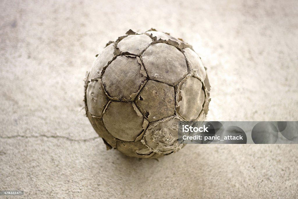 Старый используется Футбол - Стоковые фото Футбольный мяч роялти-фри