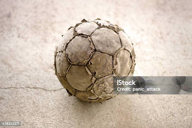 Старый Используется Футбол — стоковые фотографии и другие картинки Футбольный мяч - Футбольный мяч, Футбол, Бедность