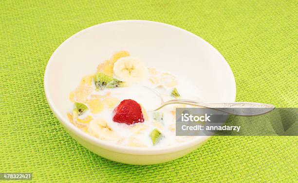 Cereal De Desayuno Con Leche Y Frutas Foto de stock y más banco de imágenes de Albaricoque - Albaricoque, Alimento, Arándano rojo - Fruta baya