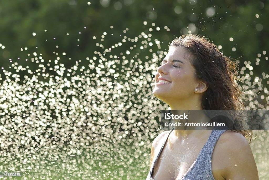 Bellissima donna di respirazione sotto il getto d'acqua - Foto stock royalty-free di Acqua