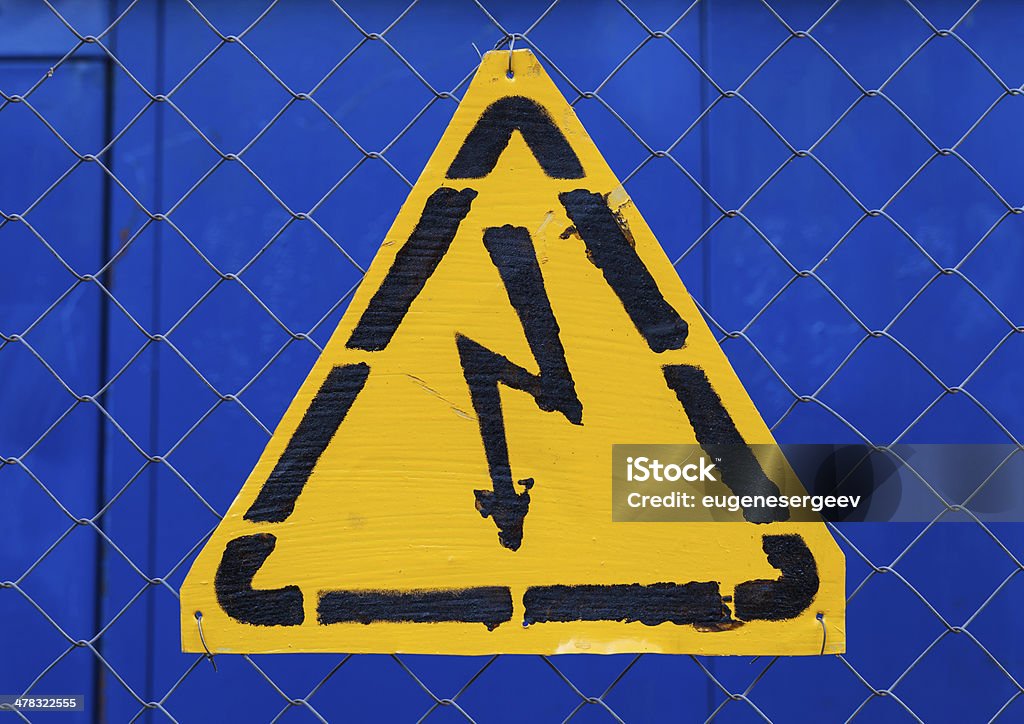 High voltage gelbe Schild an der Wand montierten auf Blau Metall rabitz grid - Lizenzfrei Blau Stock-Foto