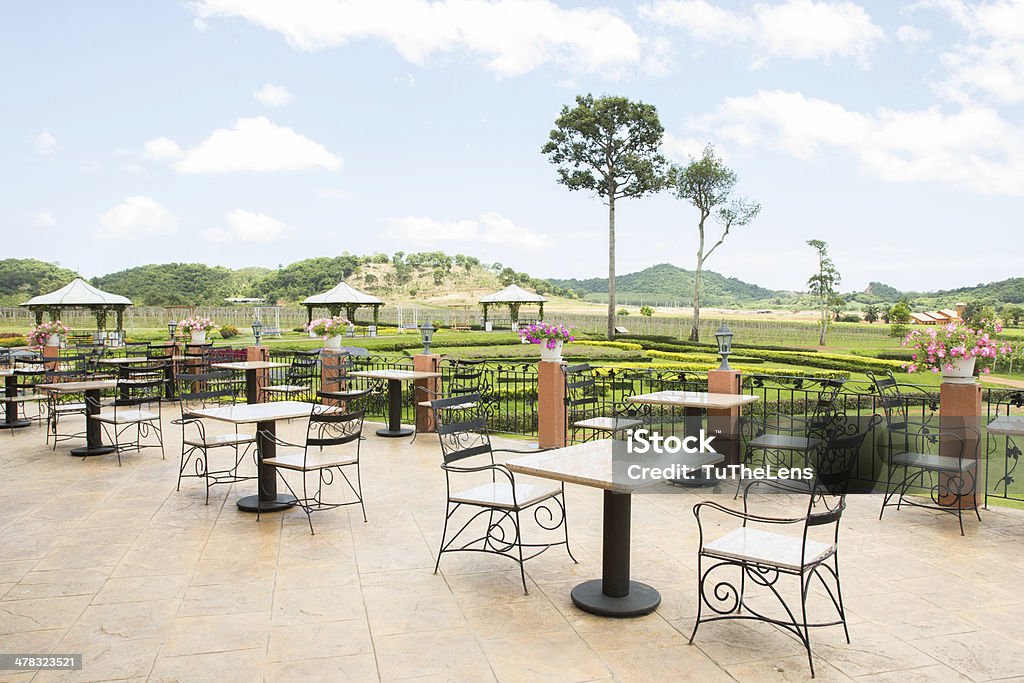 Mesas y sillas en la terraza - Foto de stock de Aire libre libre de derechos