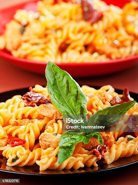 Fusilli Con Pollo E Pomodori Secchi - Fotografie stock e altre immagini di Basilico - Basilico, Carne di pollo, Cibi e bevande