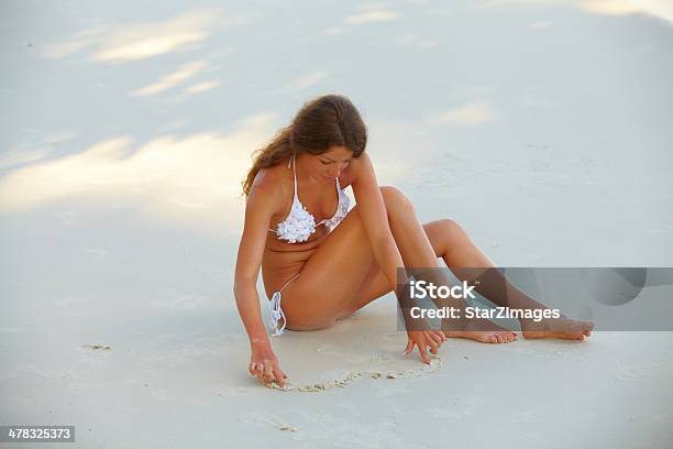 Beautiful Young Woman Making Heart Shape At Beach 모래에 대한 스톡 사진 및 기타 이미지 - 모래, 부분의, 사랑