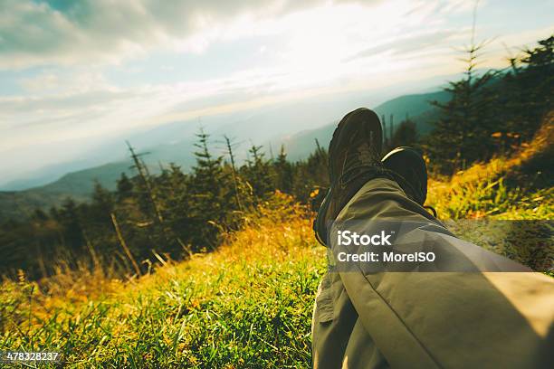 男性の脚でおくつろぎください山の夕暮れの風景 - グレートスモーキー山脈のストックフォトや画像を多数ご用意 - グレートスモーキー山脈, グレートスモーキー山脈国立公園, テネシー州