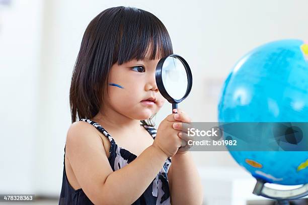 Bella Bambina Guardando Al Mondo - Fotografie stock e altre immagini di 2-3 anni - 2-3 anni, Ambientazione interna, Bambine femmine