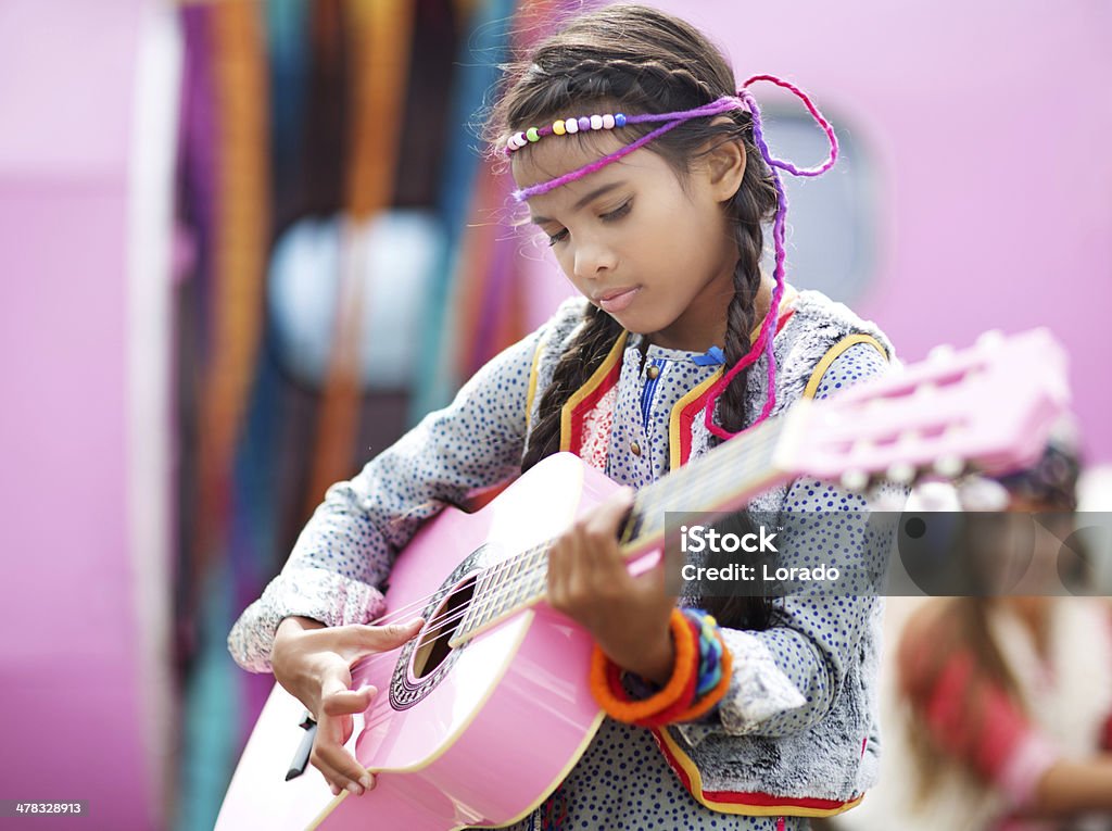 gipsy ragazza Suona la chitarra - Foto stock royalty-free di Popoli romaní