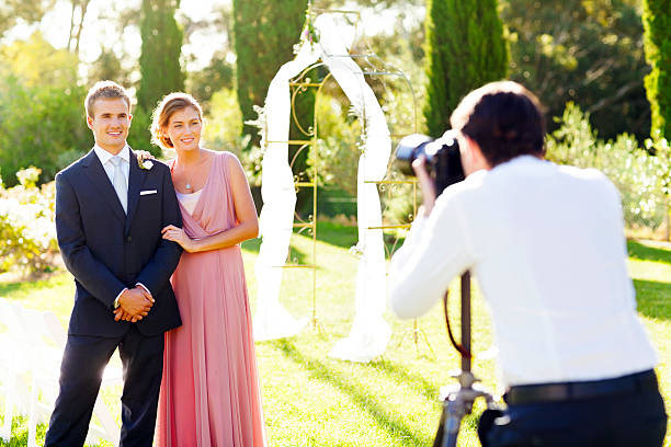 dama de honor y mejor hombre posando para el fotógrafo - formal garden front or back yard gazebo night fotografías e imágenes de stock