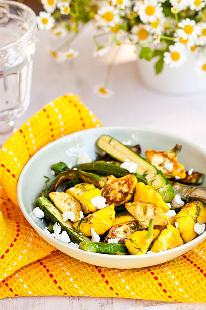 Zucchini fritos y Patty Pan con queso blanco de Squash - foto de stock