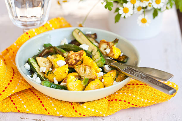 Zucchini fritos y Patty Pan con queso de Squash blanco. - foto de stock