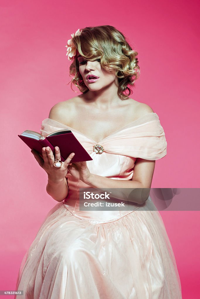 Romantyczna kobieta czytanie książki - Zbiór zdjęć royalty-free (Elegancja)