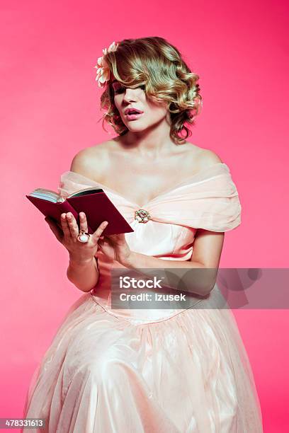 Romantyczna Kobieta Czytanie Książki - zdjęcia stockowe i więcej obrazów Elegancja - Elegancja, Flirtować, Kobiety
