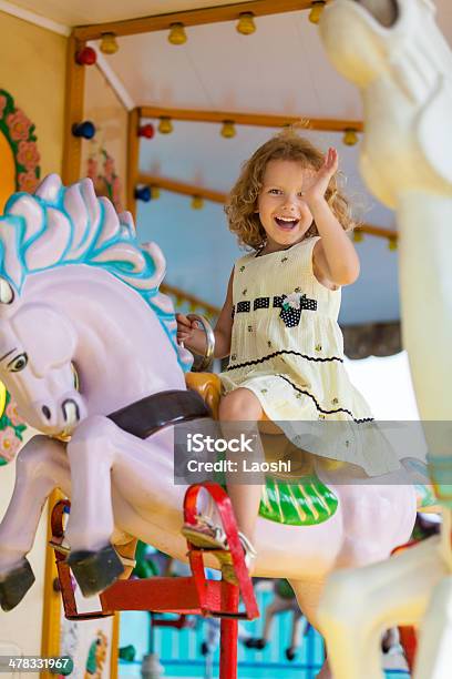 Tiovivo Foto de stock y más banco de imágenes de Tiovivo - Atracción de feria - Tiovivo - Atracción de feria, Tiovivo - Área de juego, 2-3 años