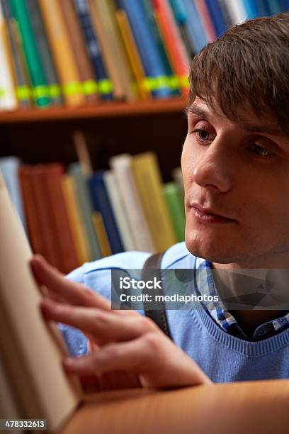 Foto de Escolher Um Livro e mais fotos de stock de 20 Anos - 20 Anos, Adulto, Aluno de Universidade