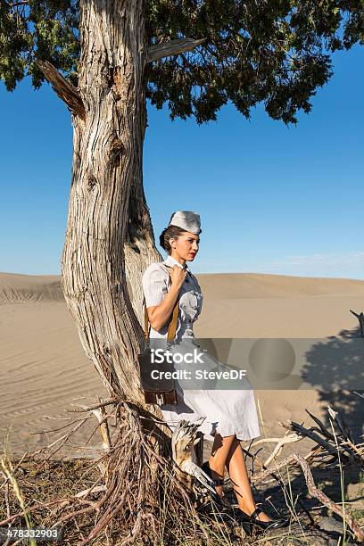 Jovem Enfermeira Em Repouso Militar Contra Uma Árvore Do Sol No Deserto - Fotografias de stock e mais imagens de Acidentes e Desastres