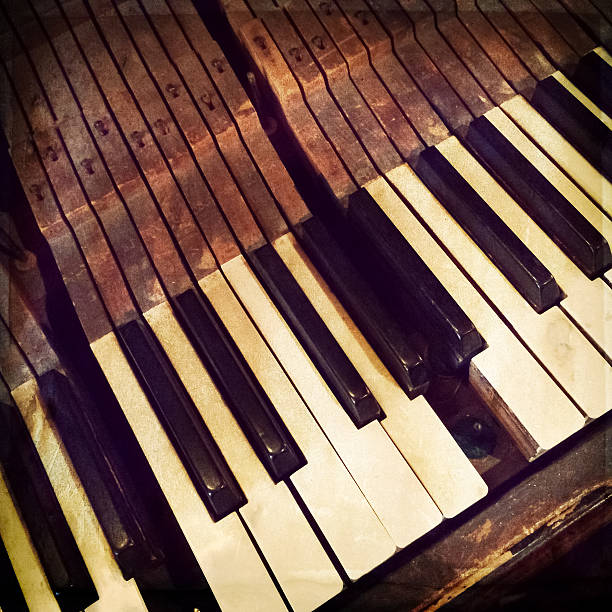 istock Keys of a broken antique piano 478334328