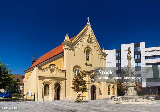 Igreja Capuchinho Em Bratislavaeslováquia - Fotografias de stock e mais imagens de 2013 - 2013, Agosto, Amarelo