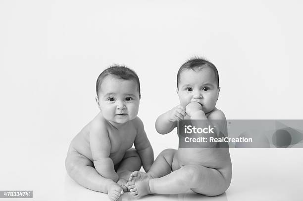 Identica Twin Sisters Isolato Su Bianco - Fotografie stock e altre immagini di Bebé - Bebé, Bianco, Bianco e nero