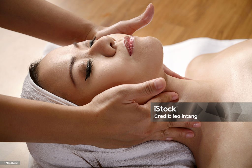 Mulher asiática se Massagem Facial - Royalty-free Adulto Foto de stock