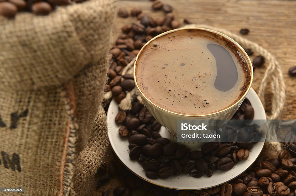 Taza de granos de café y - Foto de stock de Arpillera libre de derechos