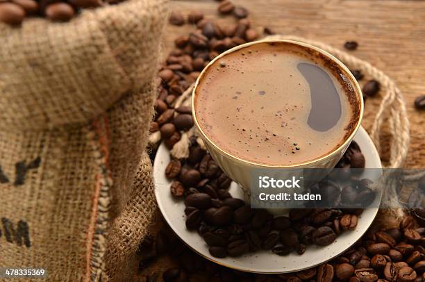 Taza De Granos De Café Y Foto de stock y más banco de imágenes de Arpillera - Arpillera, Bebida, Bolsa - Objeto fabricado