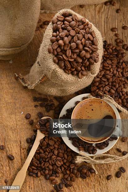 Ziarna Kawy I Szklanki - zdjęcia stockowe i więcej obrazów Brązowy - Brązowy, Cappuccino, Drewno - Tworzywo