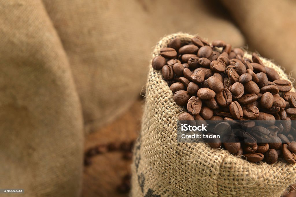 コーヒー豆 - いっぱいになるのロイヤリティフリーストックフォト