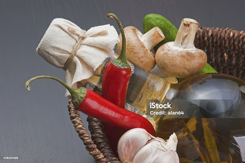 Garrafa de óleo de semente de girassol e legumes - Foto de stock de Agricultura royalty-free