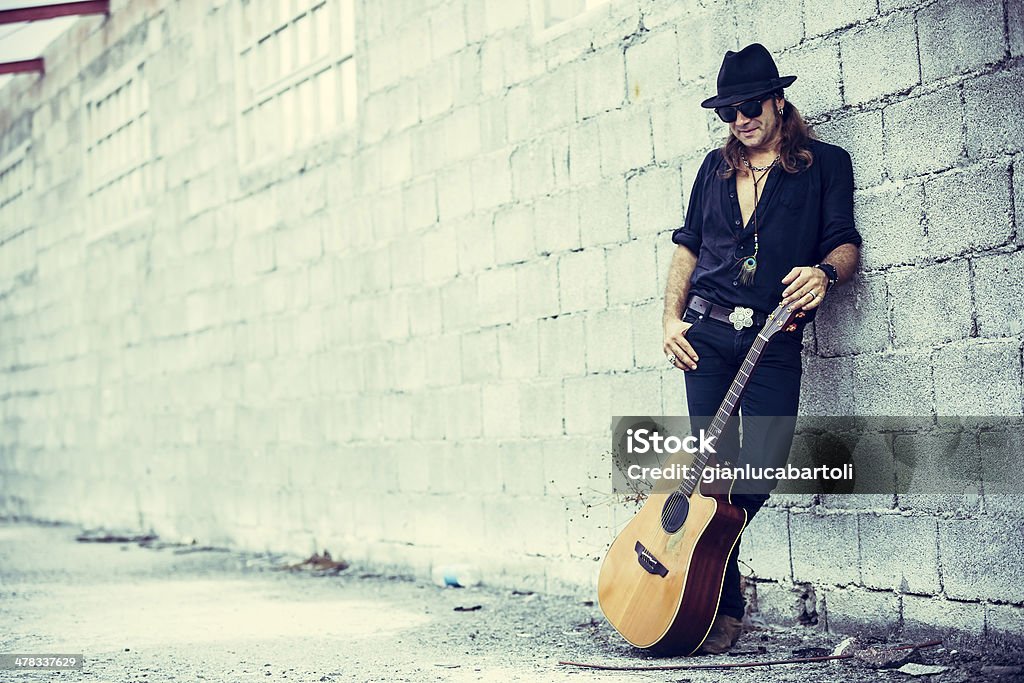 Hombre con guitarra - Foto de stock de Actividades recreativas libre de derechos