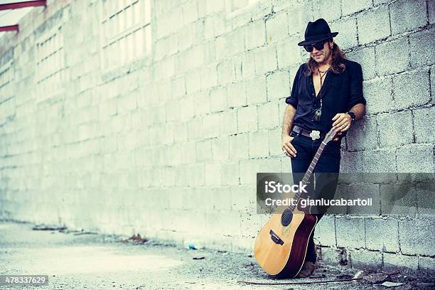 Hombre Con Guitarra Foto de stock y más banco de imágenes de Actividades recreativas - Actividades recreativas, Adulto, Aire libre