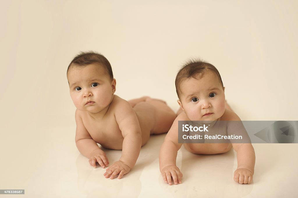 Duas irmãs gêmeas, colocar em - Foto de stock de Bebê royalty-free