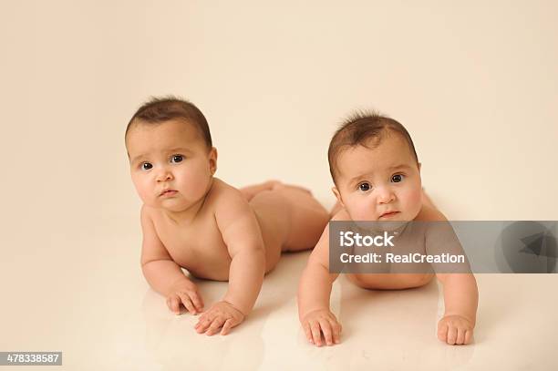 Foto de Duas Irmãs Gêmeas Colocar Em e mais fotos de stock de Bebê - Bebê, Gordo, Gêmeos - Nascimento múltiplo