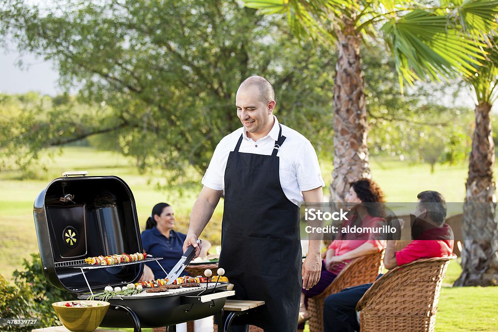 Gruppe von Freunden in einem Grill - Lizenzfrei Gegrillt Stock-Foto