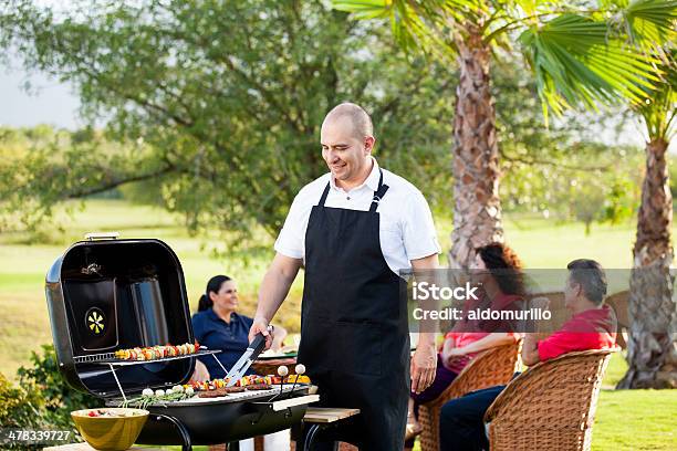 Gruppe Von Freunden In Einem Grill Stockfoto und mehr Bilder von Gegrillt - Gegrillt, Mexikanischer Abstammung, Männer