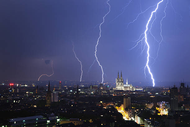de la cathédrale de cologne nuit thunder - lightning thunderstorm storm city photos et images de collection