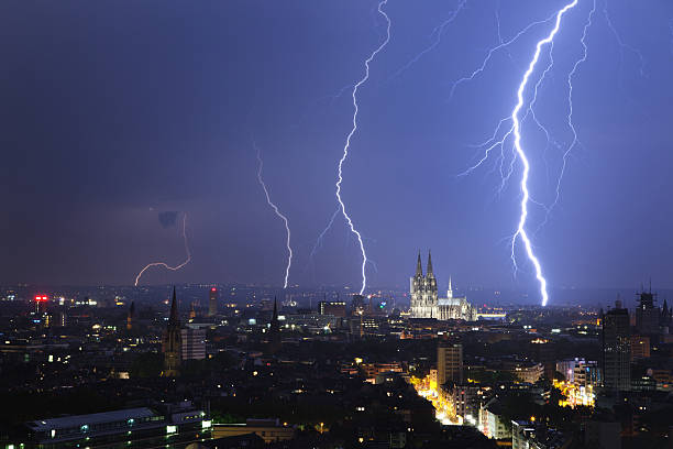 catedral de colónia noite thunder - lightning thunderstorm storm city imagens e fotografias de stock