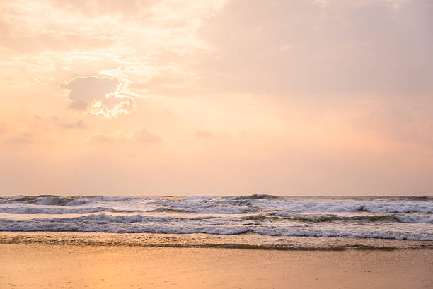 strand bei sonnenuntergang - sunset beach sky heat stock-fotos und bilder