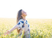 frau-mit-ausgestreckten-armen-in-wheat-field.jpg?b=1&s=170x170&k=20&c=8D1Gyn4kTEuRhV2jOdqqaV3XAzbDJC9KnQkiuEt7IpQ=