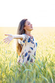 frau-mit-ausgestreckten-armen-in-wheat-field.jpg?b=1&s=170x170&k=20&c=bxcLgVyp3FgkZtamxKXY87-hDhmZgYI0393T5JUD_bs=