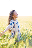 frau-mit-ausgestreckten-armen-in-wheat-f