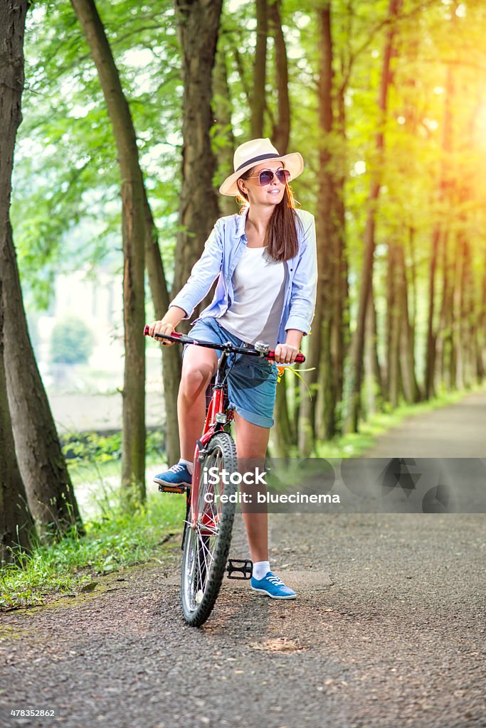 Moda Hipster Girl con bicicleta en el parque - Foto de stock de Felicidad libre de derechos