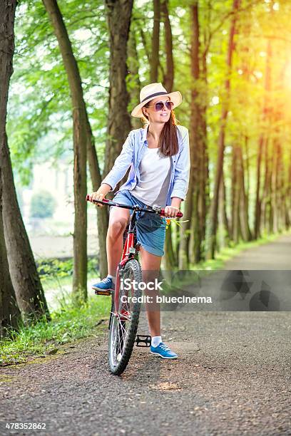 Moda Hipster Girl Con Bicicleta En El Parque Foto de stock y más banco de imágenes de Felicidad - Felicidad, Montar, Mujeres