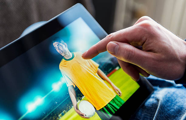 interacción con jugador de fútbol con una tableta digital - championship 2014 brazil brazilian fotografías e imágenes de stock