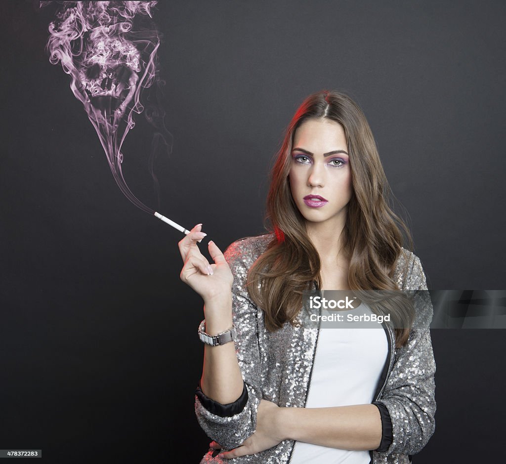 Người Phụ Nữ Xinh Đẹp Hút Một Điếu Thuốc Hình ảnh Sẵn có - Tải ...